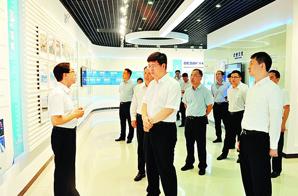 广东省副省长覃伟中到德赛调研